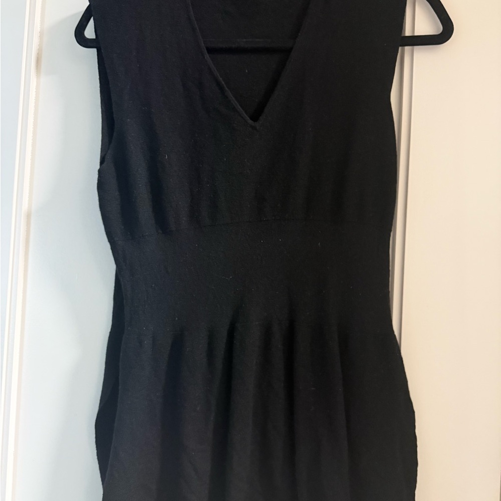 NICOLE FARHI Black Sleeveless V-Neck Knit Tank